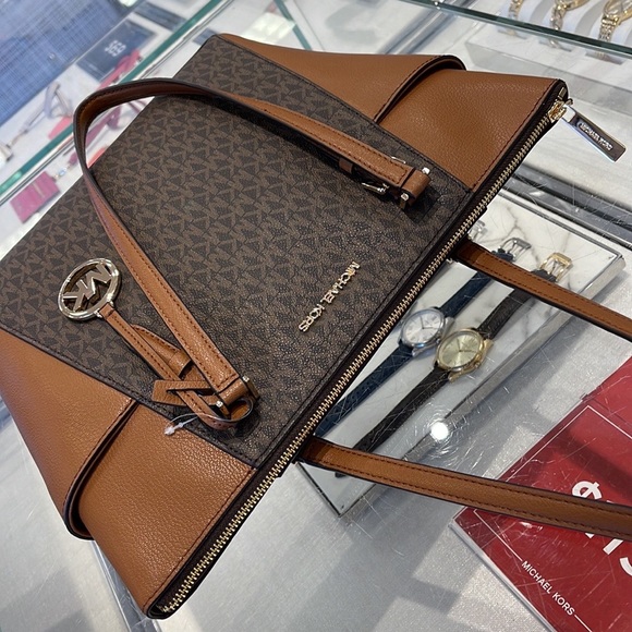 MICHAEL KORS CHARLOTTE LARGE TOP ZIP Tote bag
Brown
NWT - Picture 9 of 16